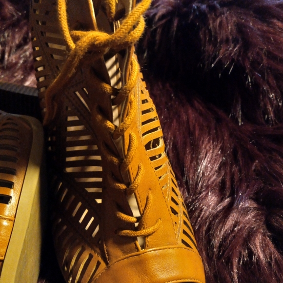 Block Heels - Picture 2 of 6